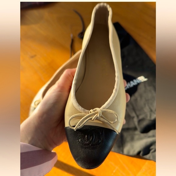 CHANEL Two-Tone Beige and Black Ballerina flats - Picture 1 of 8